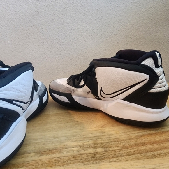 Nike Mens Kyrie Infinity TB Basketball Shoes DO9616-100 Black White Size 9.5 main image 5